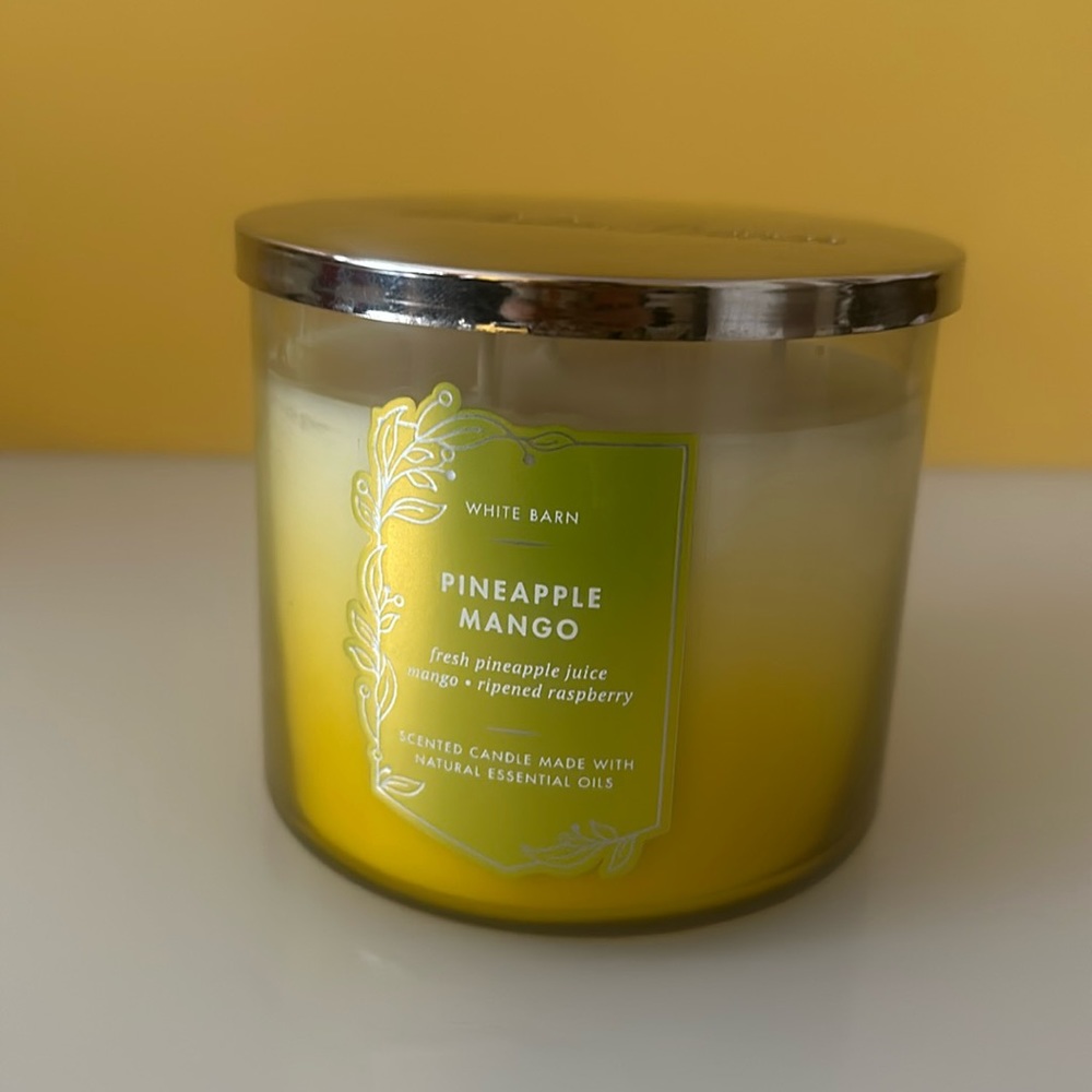 Bath & Body Works White Barn
Pineapple Mango 3-Wick Candle